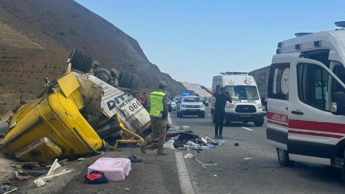 Erzincan'da korkunç kaza: 4 ölü, 2 yaralı