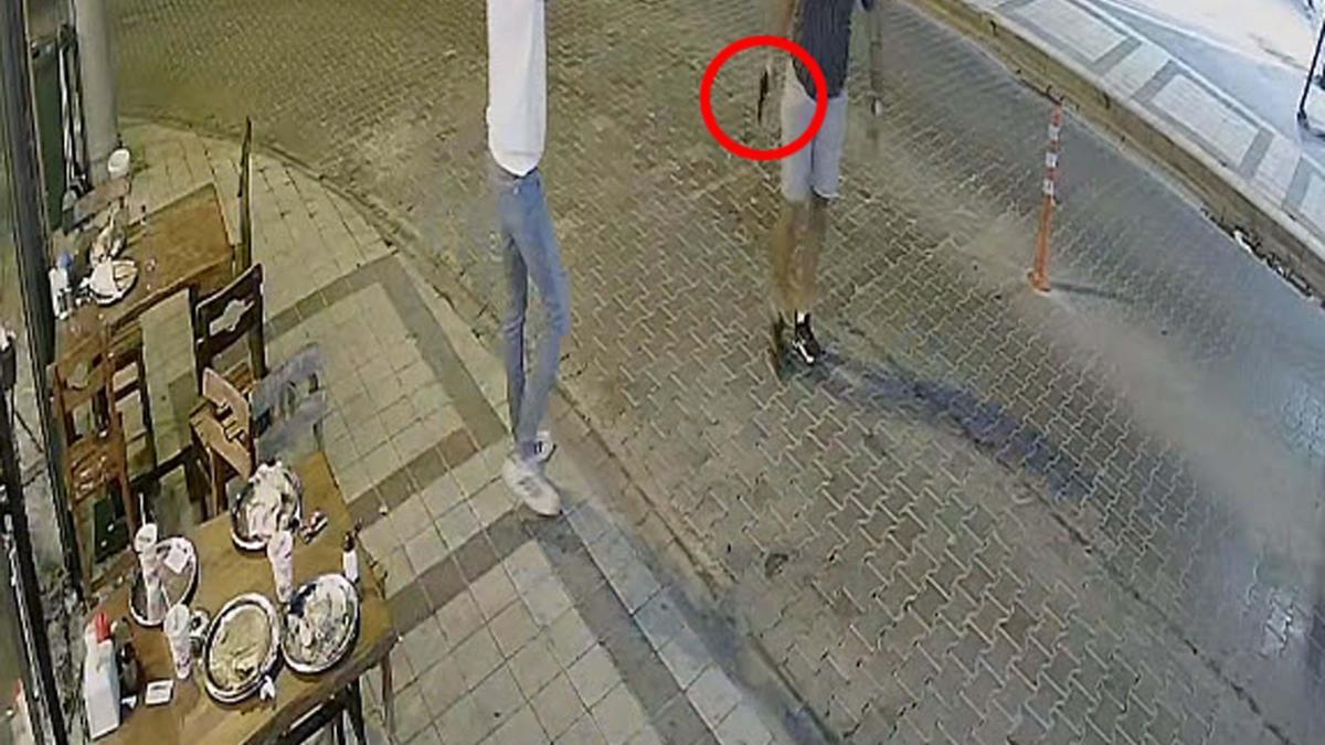 Tartıştığı kokoreççinin iş yerini basıp, tabancayla yaraladı; o anlar kamerada
