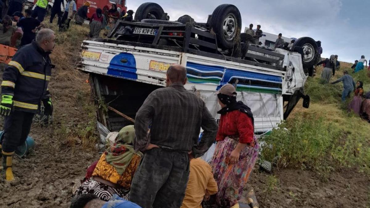 Çorum'da tarım işçilerinin taşındığı kamyonet devrildi: 12 yaralı