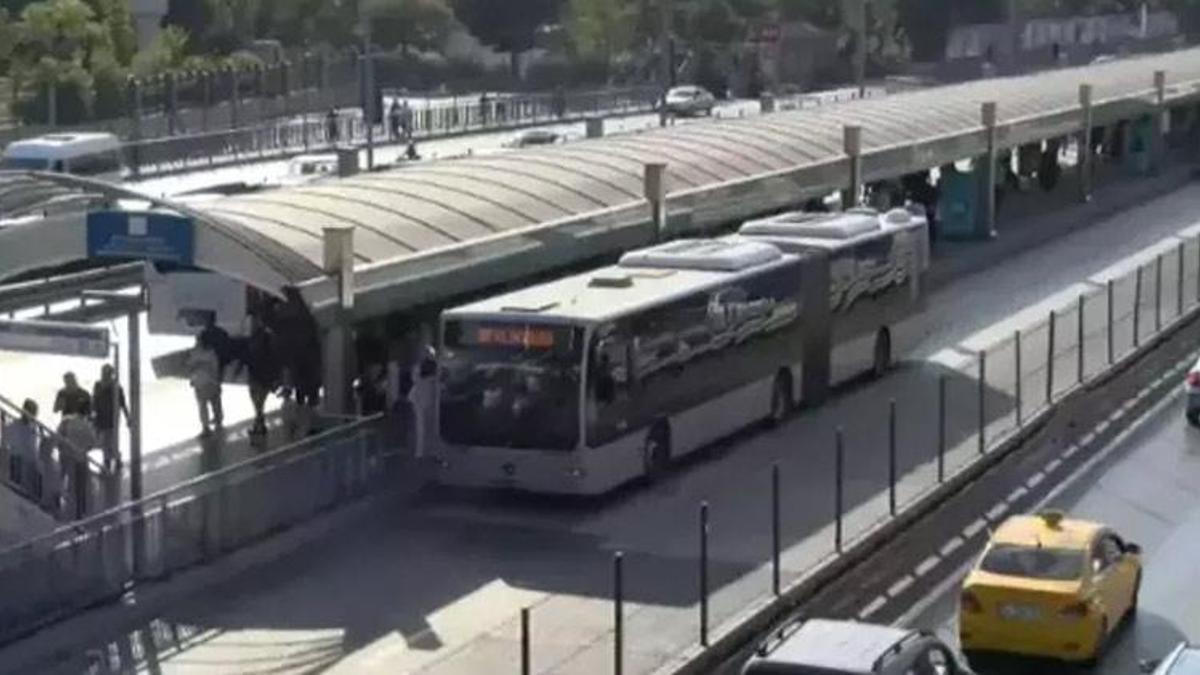 Kapatılan metrobüs durağı yeniden açıldı!