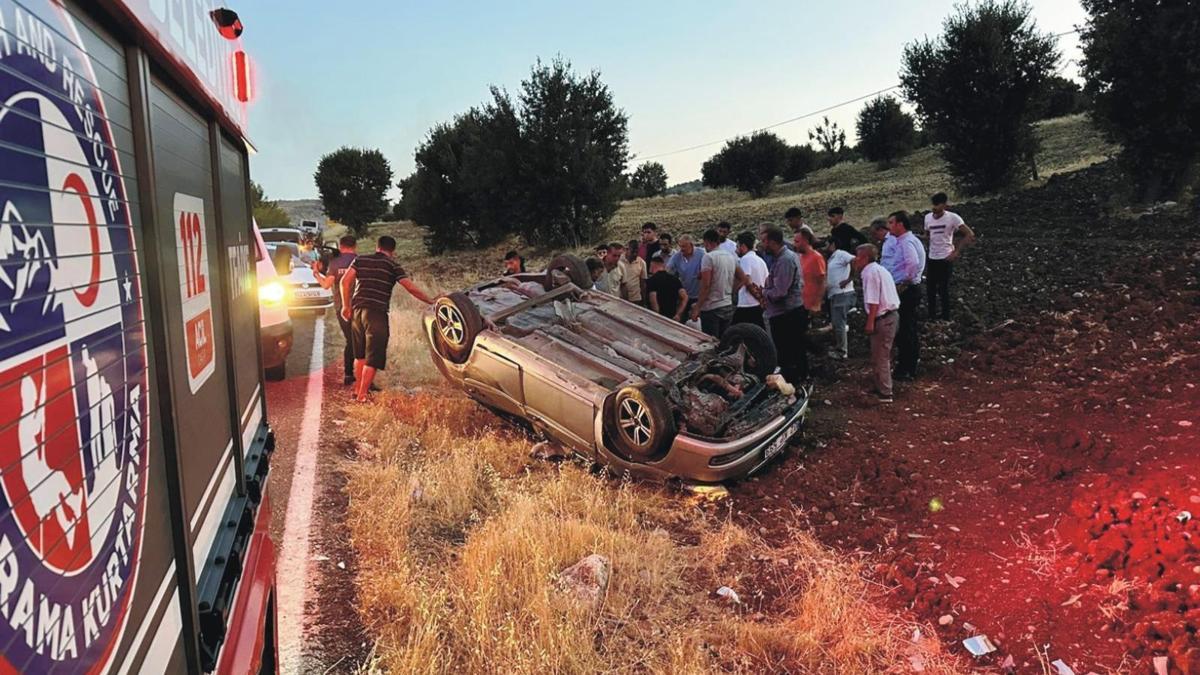 Adıyaman'da otomobil, tarlaya devrildi; 3 yaralı