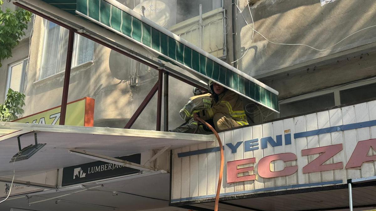 Erdek'te ayakkabı deposunda çıkan yangın paniğe neden oldu