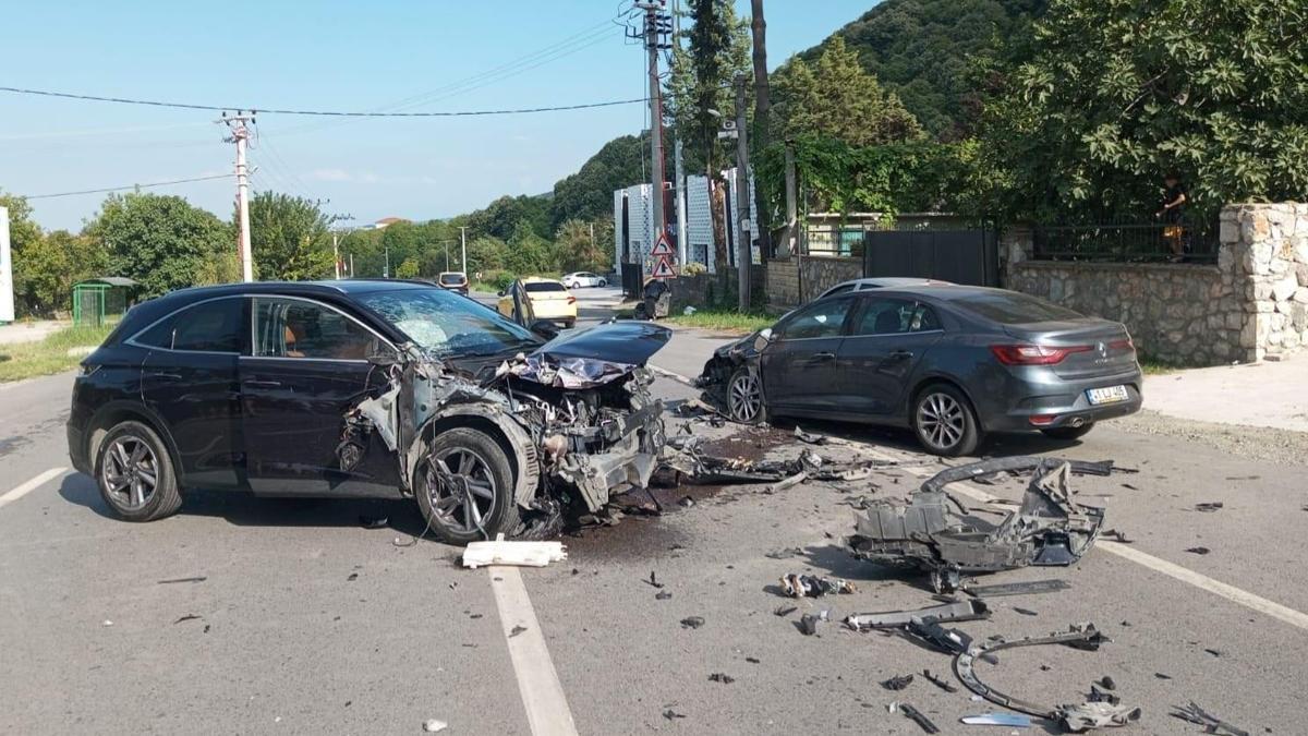 Sakarya'da 2 otomobil ile cip çarpıştı: 3 yaralı