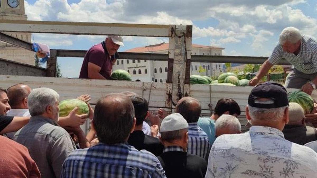 Yozgat’ta 17 ton karpuzu hayır için dağıttı! Vatandaşlar memnun oldu