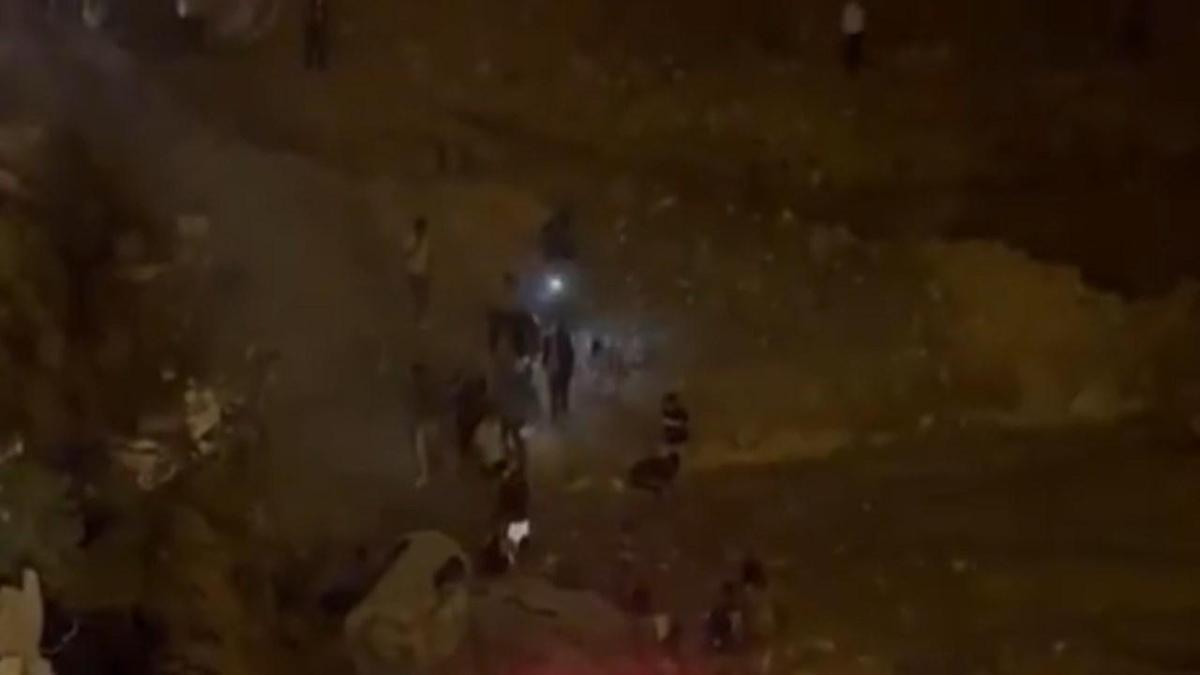 Otomobil, inşaat çukuruna düştü; 3 yaralı, o anlar kamerada