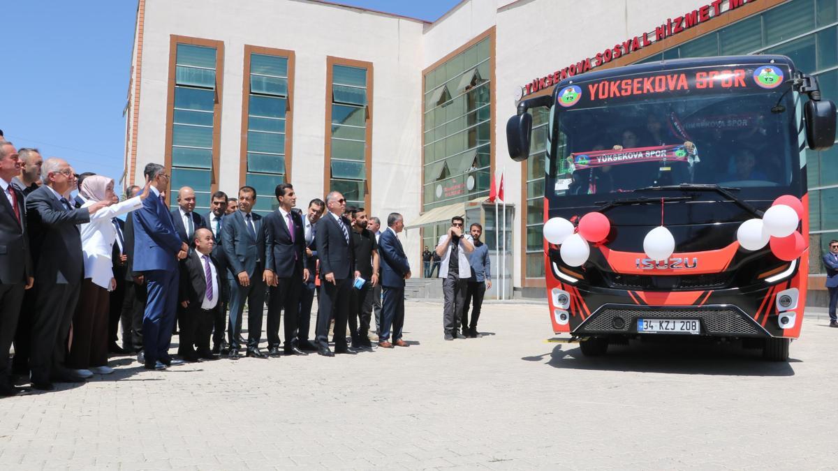 Bakanlar Göktaş ve Güler, Yüksekova'da kadın futbol takımına otobüs teslim törenine katıldı