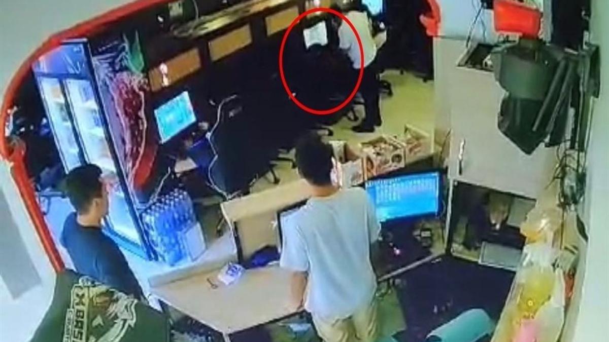 Asker kaçağı internet kafede asker oyunu oynarken yakalandı! Sivil polisleri görünce kaçmak istedi