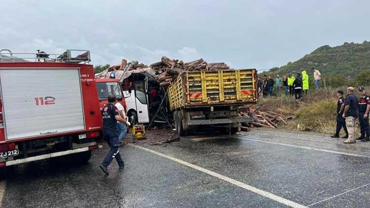 Yolcu otobüsü, tomruk yüklü kamyonla çarpıştı: 2 ölü, 23 yaralı