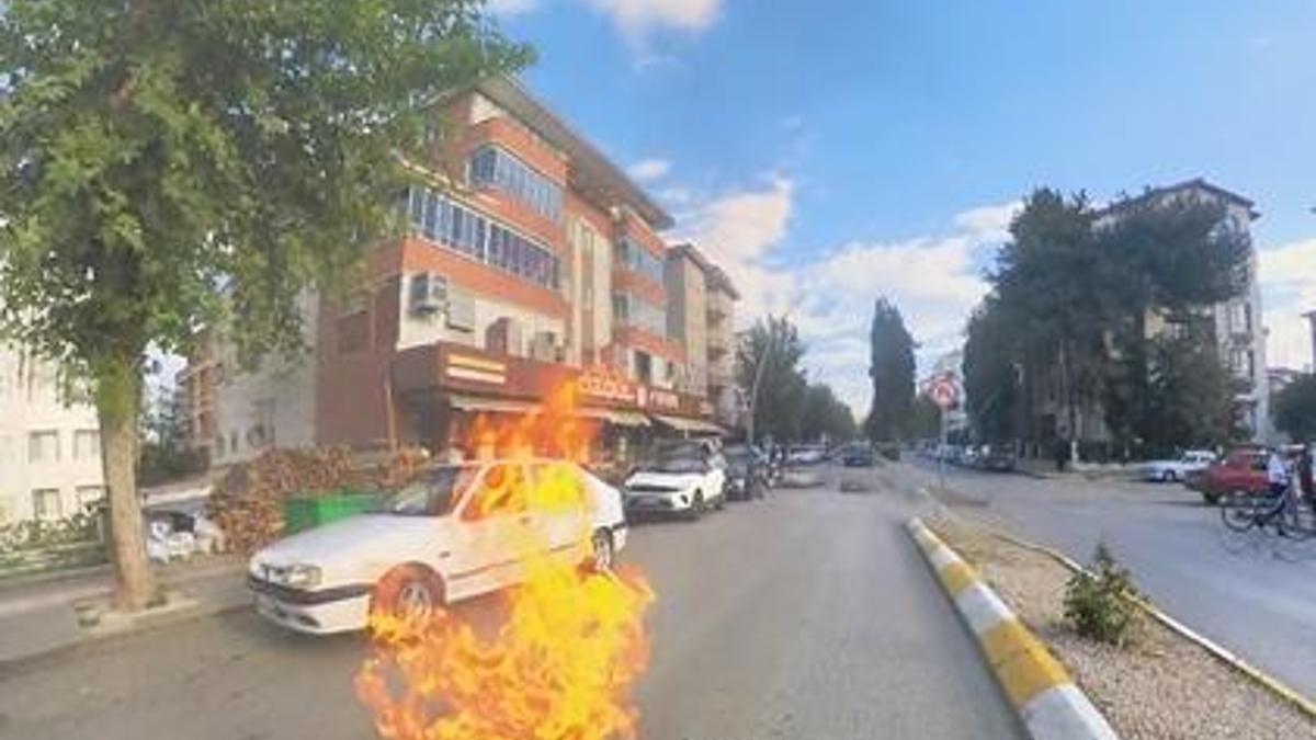 Motosiklet seyir halindeyken alev aldı; o anlar kask kamerasında