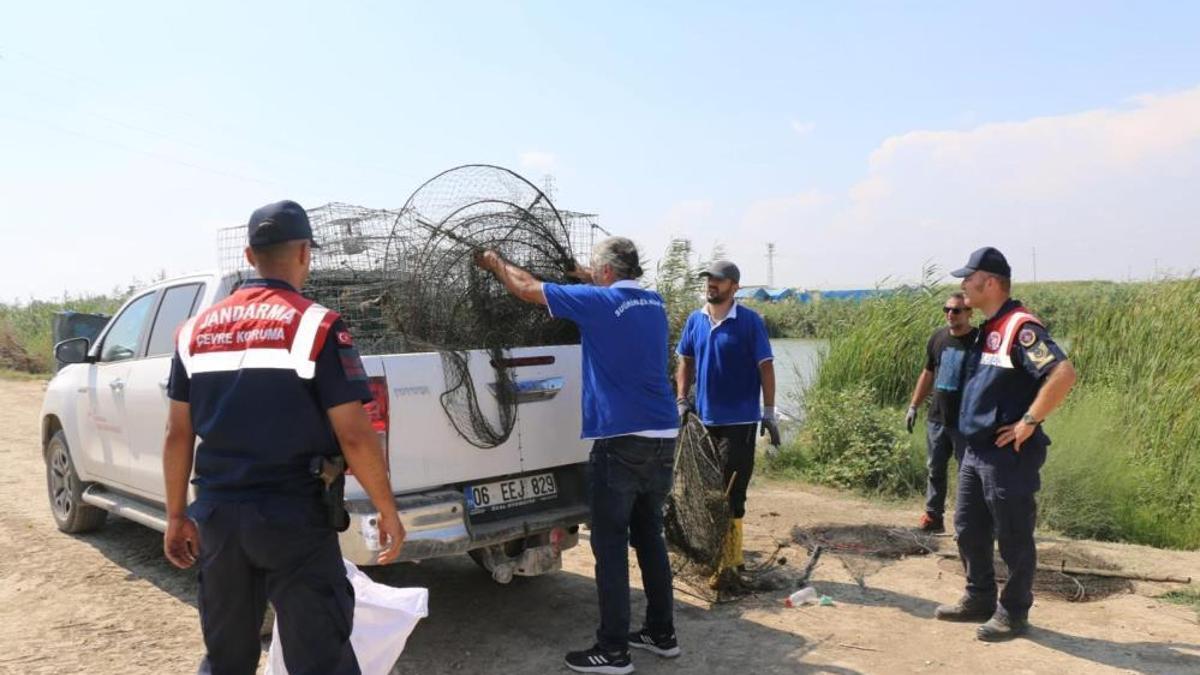 Adana’da kaçak balık avına geçit yok: 11 balık yakalama kafesi ve 5 sepet tuzak ele geçirildi