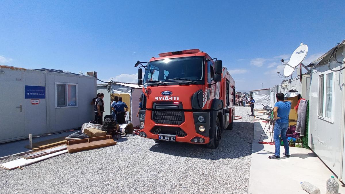 Malatya'da depremzelerin yaşadığı 2 konteyner yandı