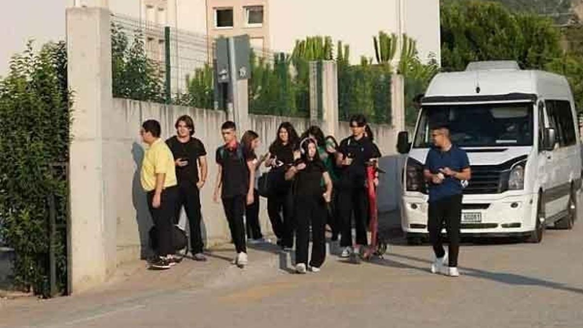 Lise öğrencilerine servis kıskacı: Mesafe artınca habersiz seferler iptal edildi