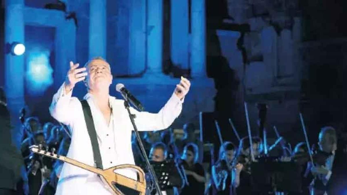 Levent Yüksel antik tiyatroda konser verdi! Tarihi atmosferde sesiyle büyüledi