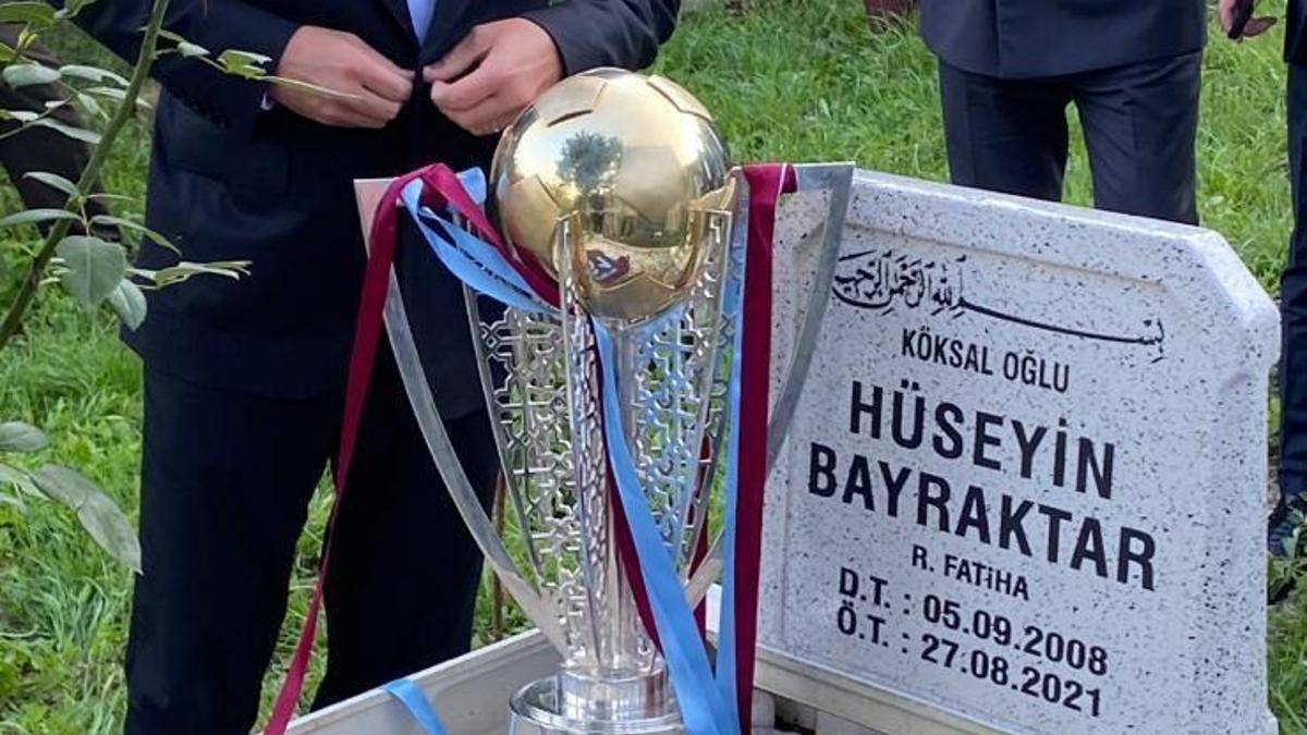Trabzonspor'dan kansere yenilen küçük taraftarın kabrine şampiyonluk kupalı ziyaret