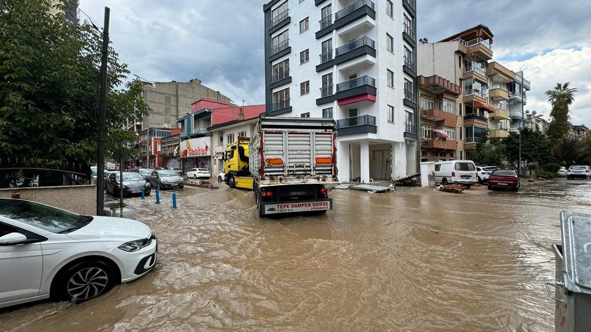Erdek'te sağanak ve fırtına; balıkçı tekneleri karaya vurdu, yollar göle döndü