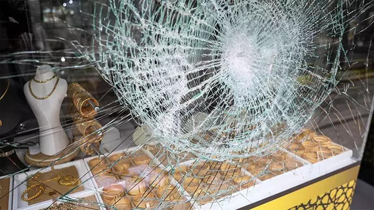 Kuyumcuyu soyacaktı, kurşun geçirmez cama takıldı