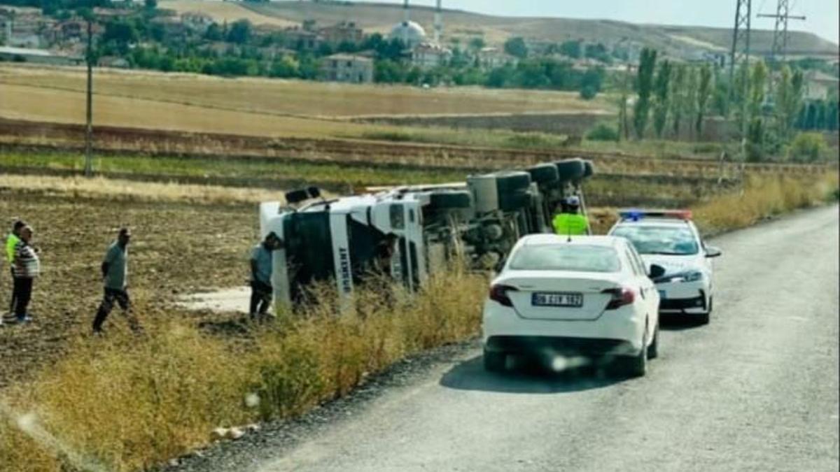 Ankara'da mıcır yüklü TIR devrildi, sürücü yaralandı