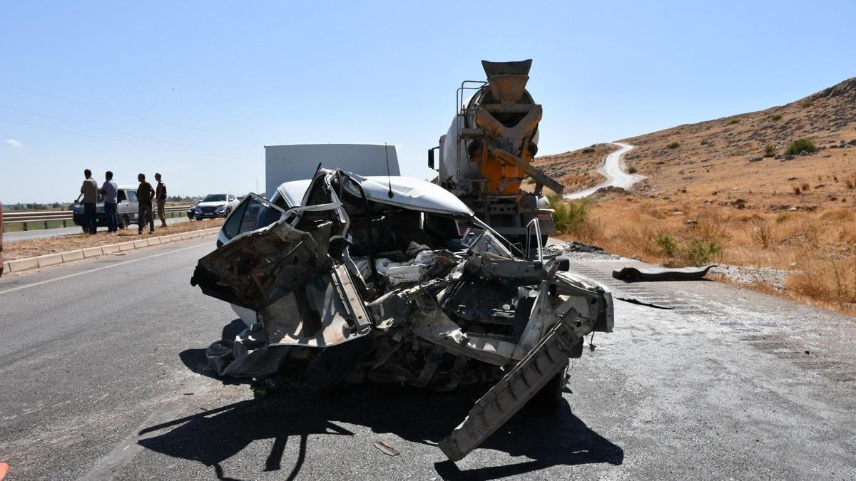 Hatay'da beton mikseri otomobile çarpıp sürükledi: 2 ölü