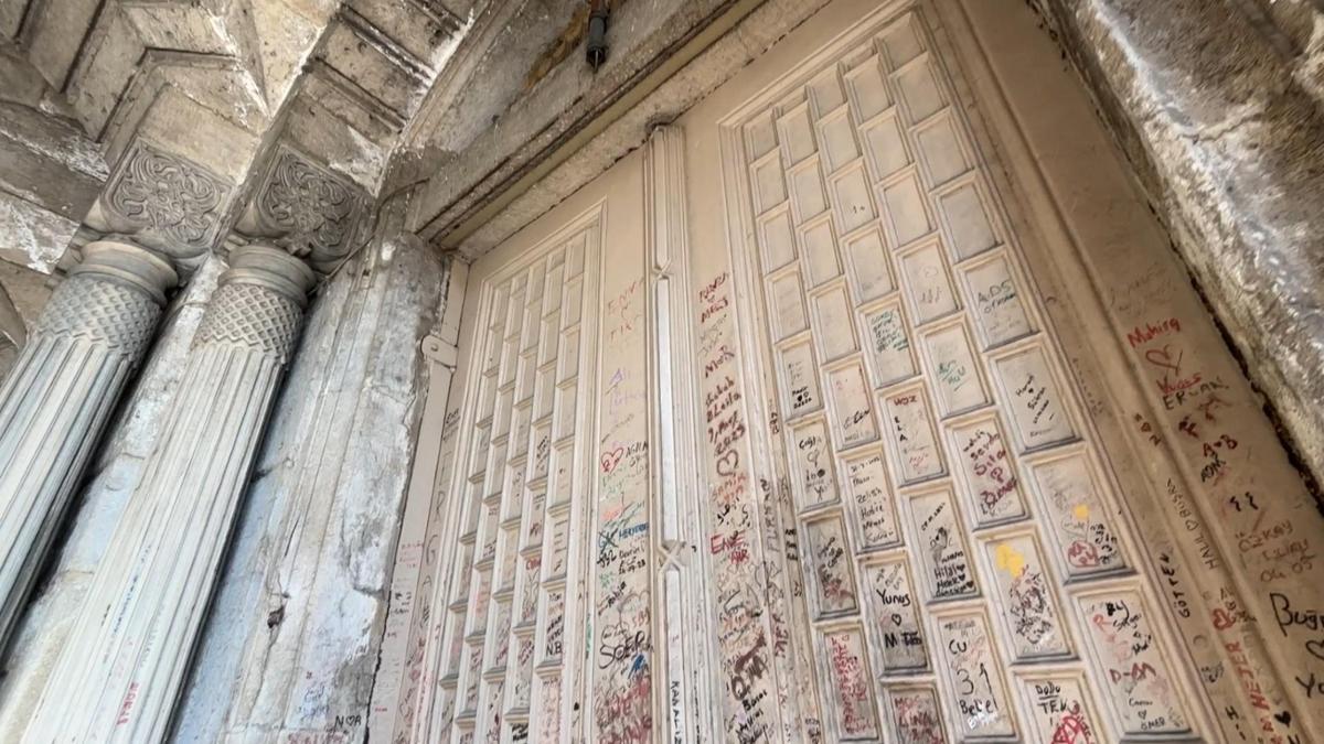 İki sarayı birbirine bağlayan tarihi geçit, yazı tahtasına döndü
