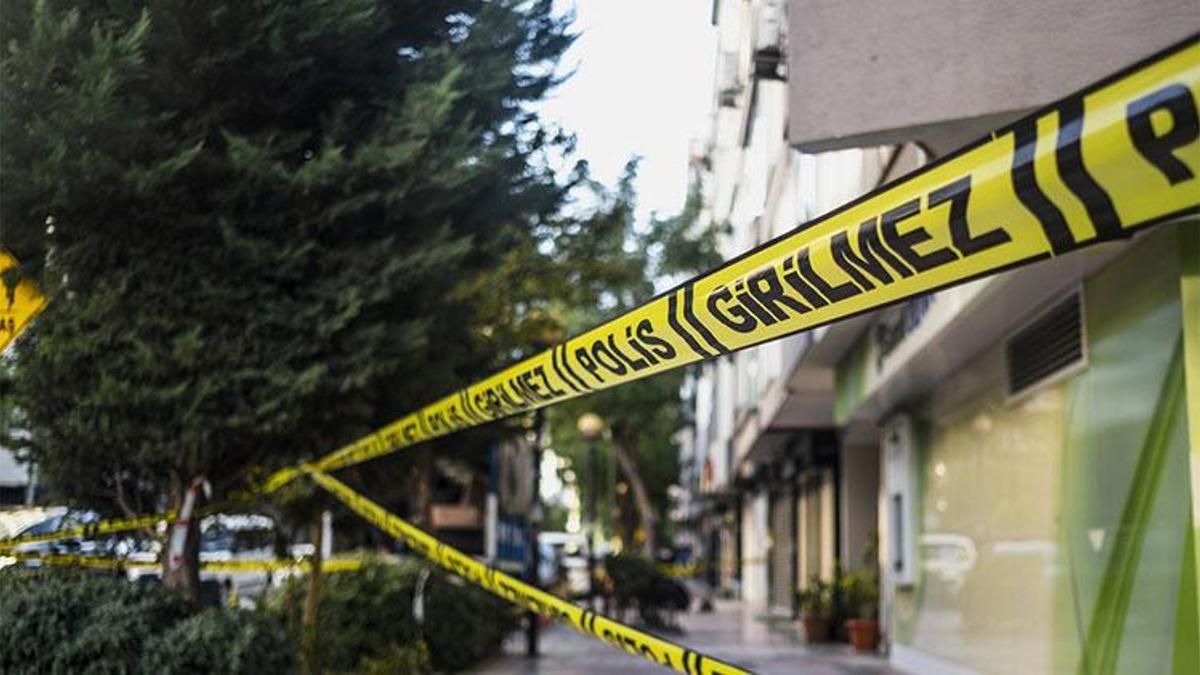 Küçükçekmece'de dehşet! Eşini katleden adamı oğlu ağır yaraladı