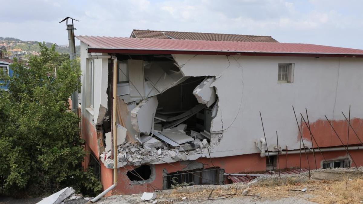 Adana'da freni patlayan çöp kamyonu eve daldı: 1 kişi yaralı