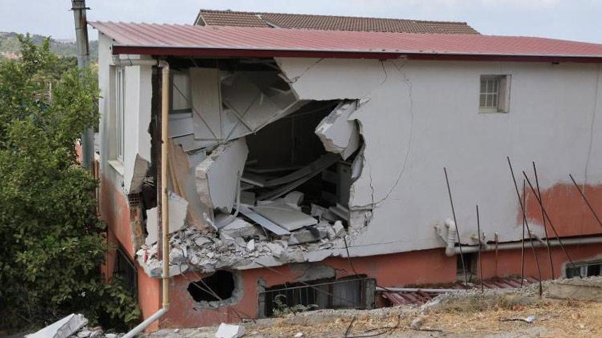 Adana'da çöp kamyonu mutfağa daldı: 1 yaralı
