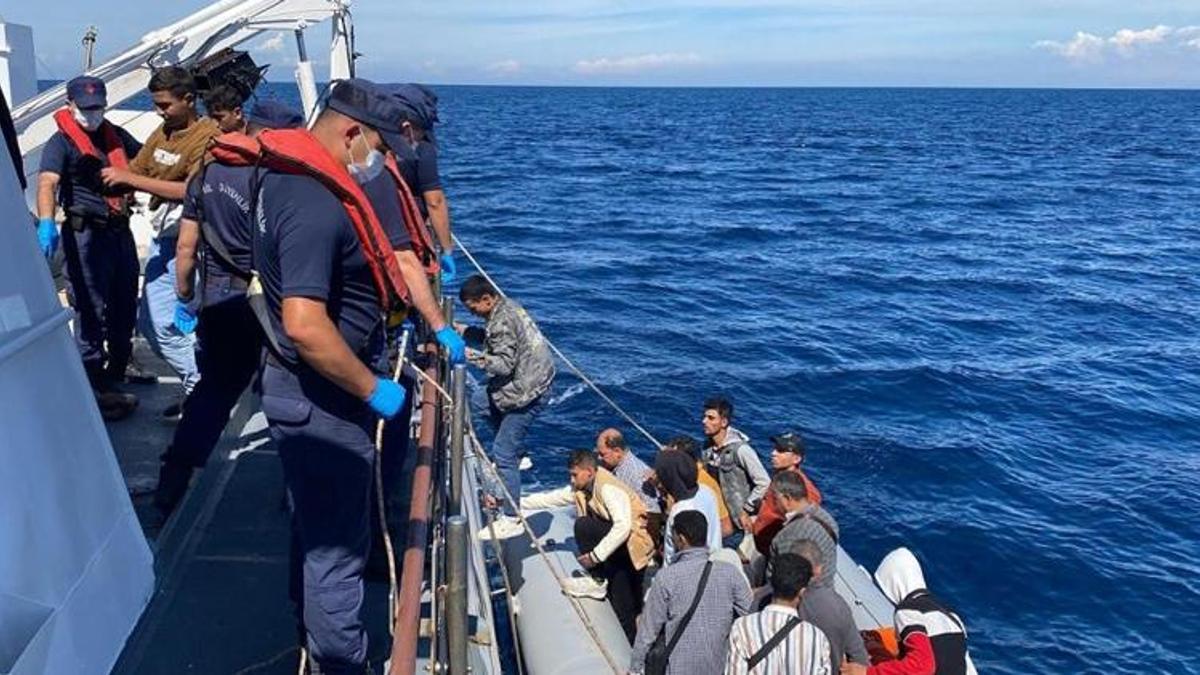 Çanakkale'nin Ayvacık açıklarında 25 kaçak göçmen yakalandı
