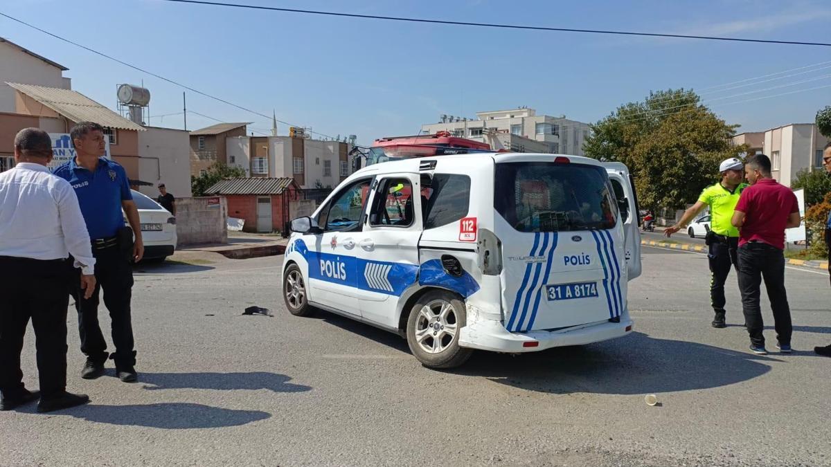 Otomobil ile polis aracı çarpıştı; 3'ü polis, 5 yaralı