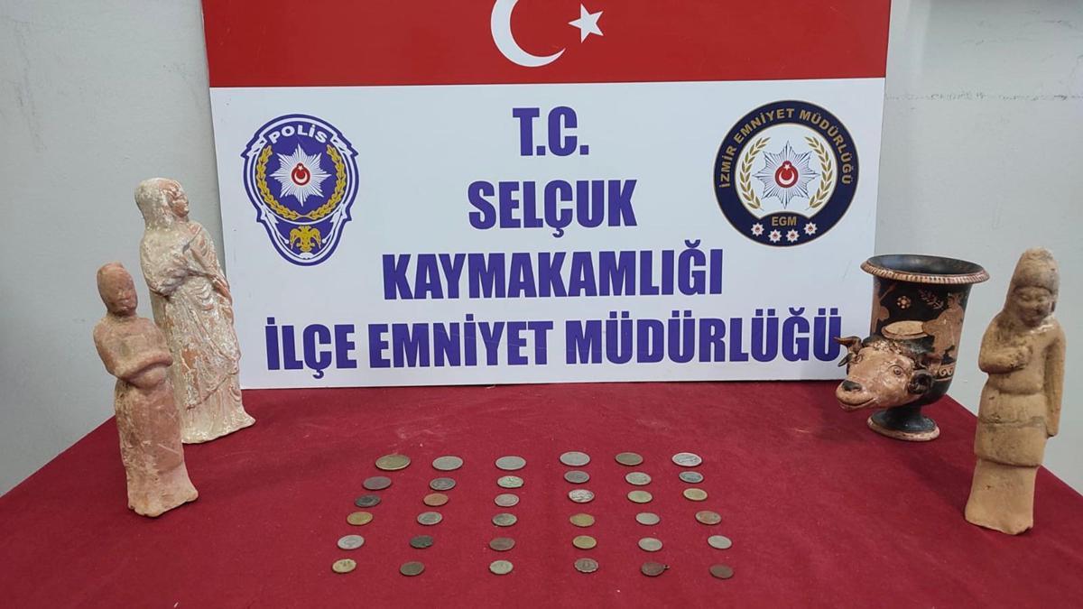 İzmir'de 4 heykelcik ve 26 sikke ele geçirildi