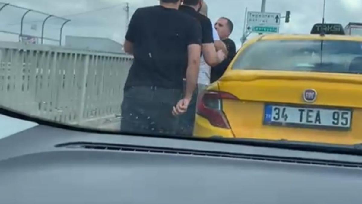 Tuzla'da yol verme kavgası; taksi şoförünü darbettiler