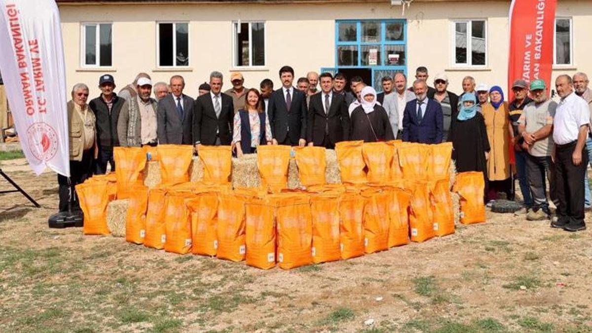 Bilecik'te üretici çiftçilere kanola tohumu dağıtıldı