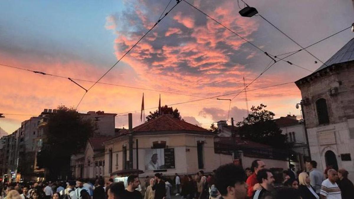 İstanbul Taksim’de kartpostallık gün batımı manzarası hayran bıraktı