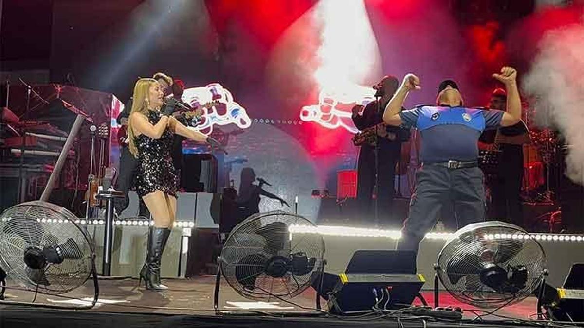 Derya Uluğ sahnesinde zabıta şov! Seyirciden tam not aldı