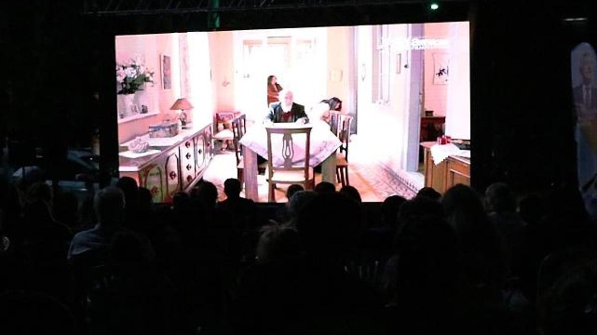 Adana'da Altın Koza Film Festivali heyecanı: 'Mutlu Aile Defteri' izleyicisiyle buluştu