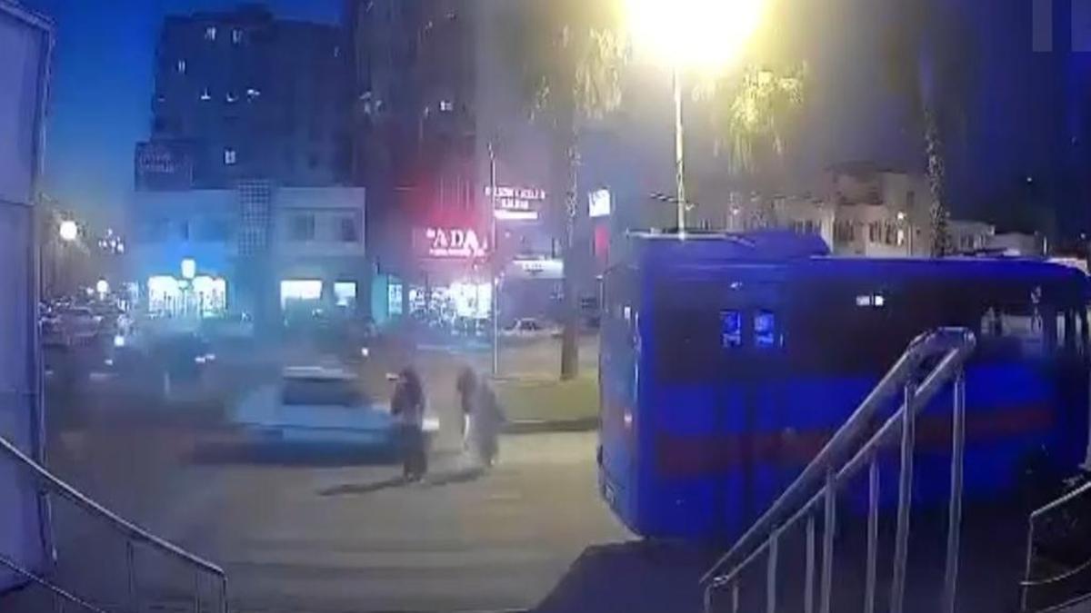 Yolun karşısına geçmek için el kaldıran yayaya araba çarptı!