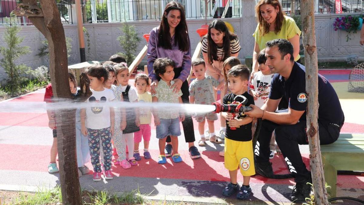 Adana'da çocuklara itfaiye eğitimi verildi