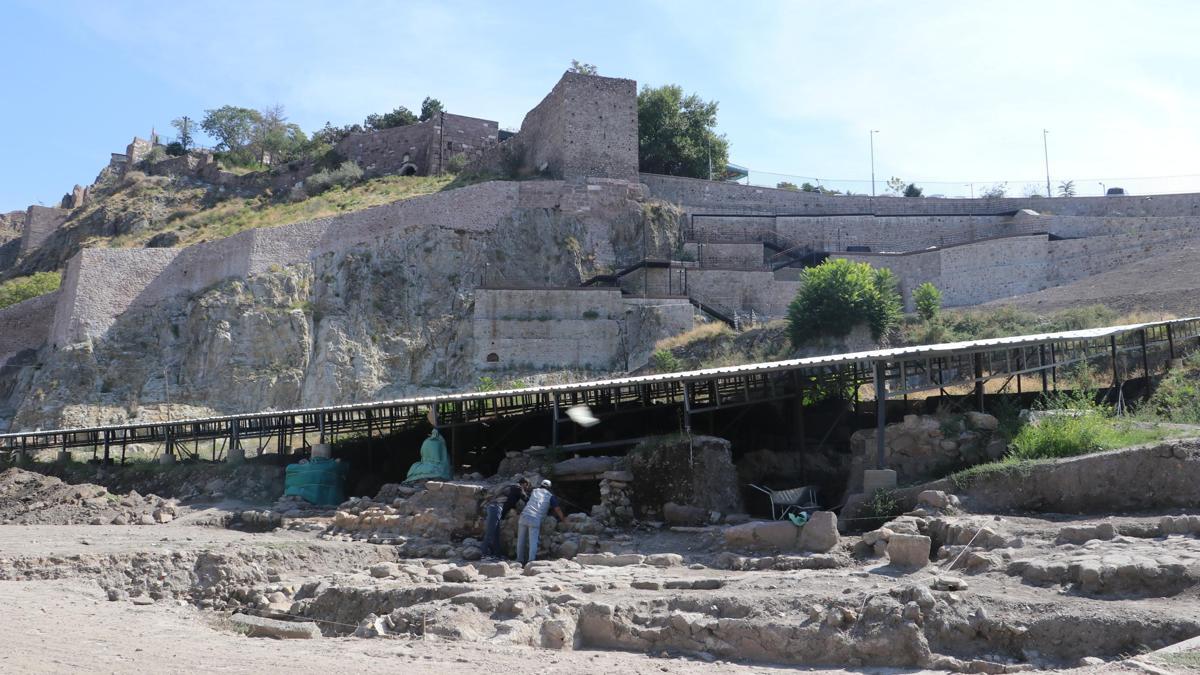 Antik Roma Tiyatrosu kazısında Osmanlı'nın ilk hamam örneği keşfedildi