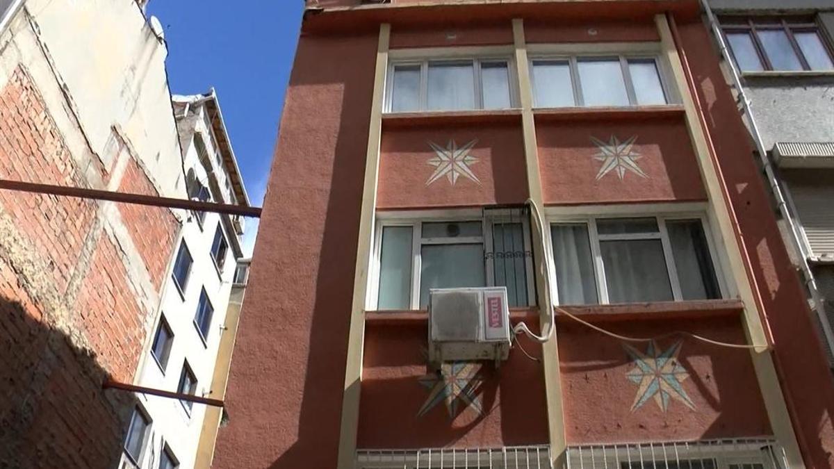Fatih'te temel kazısı sırasında 4 katlı apartmanın duvarı yıkıldı