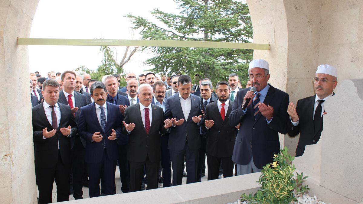Yunus Emre, vefatının 703'üncü yıl dönümünde  türbesi başında dualarla anıldı