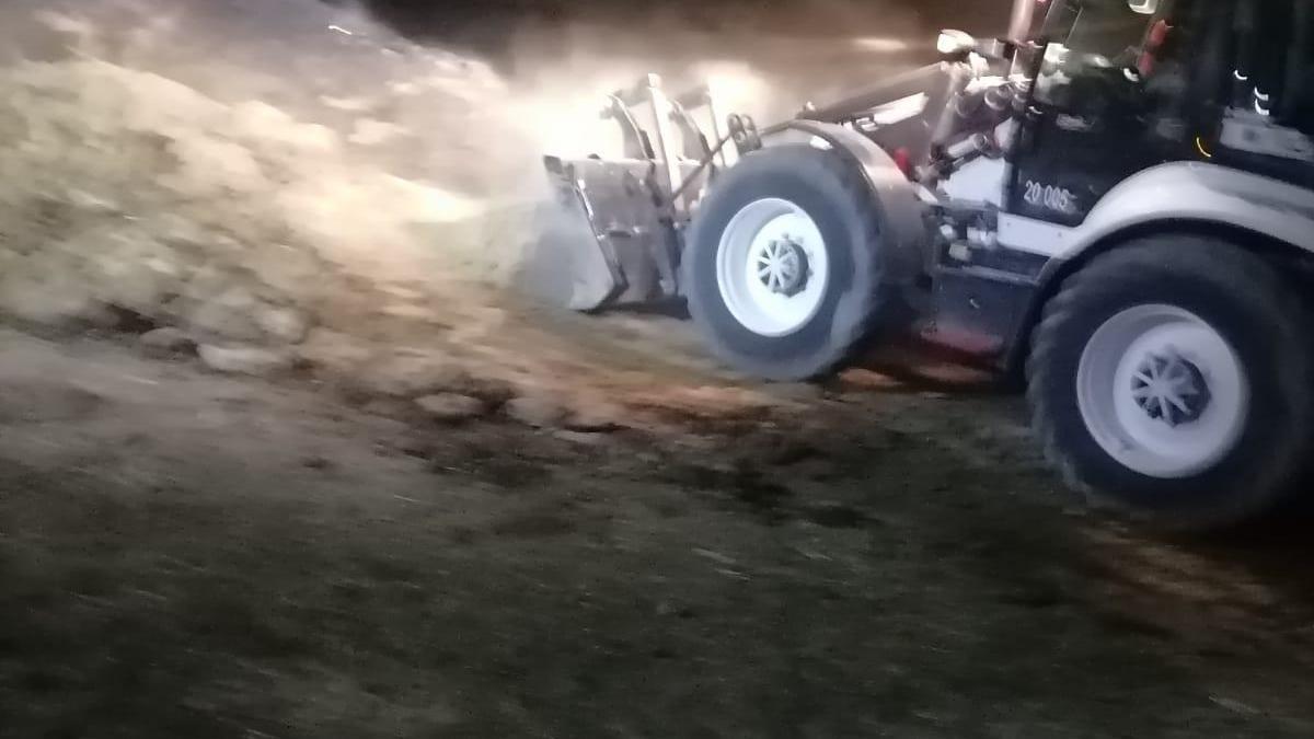 Van'da tonlarca saman balyası alev alev yandı