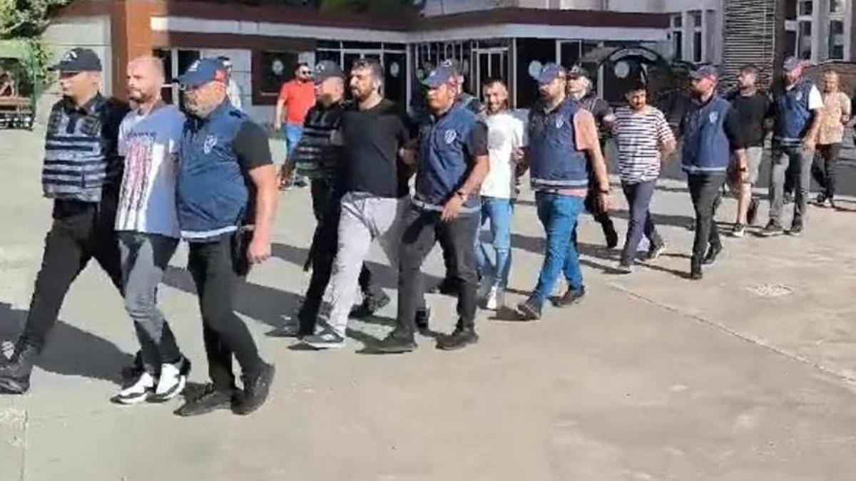Gaziantep'te uzun namlulu silahlarla sokağa inen 12 kişi yakalandı