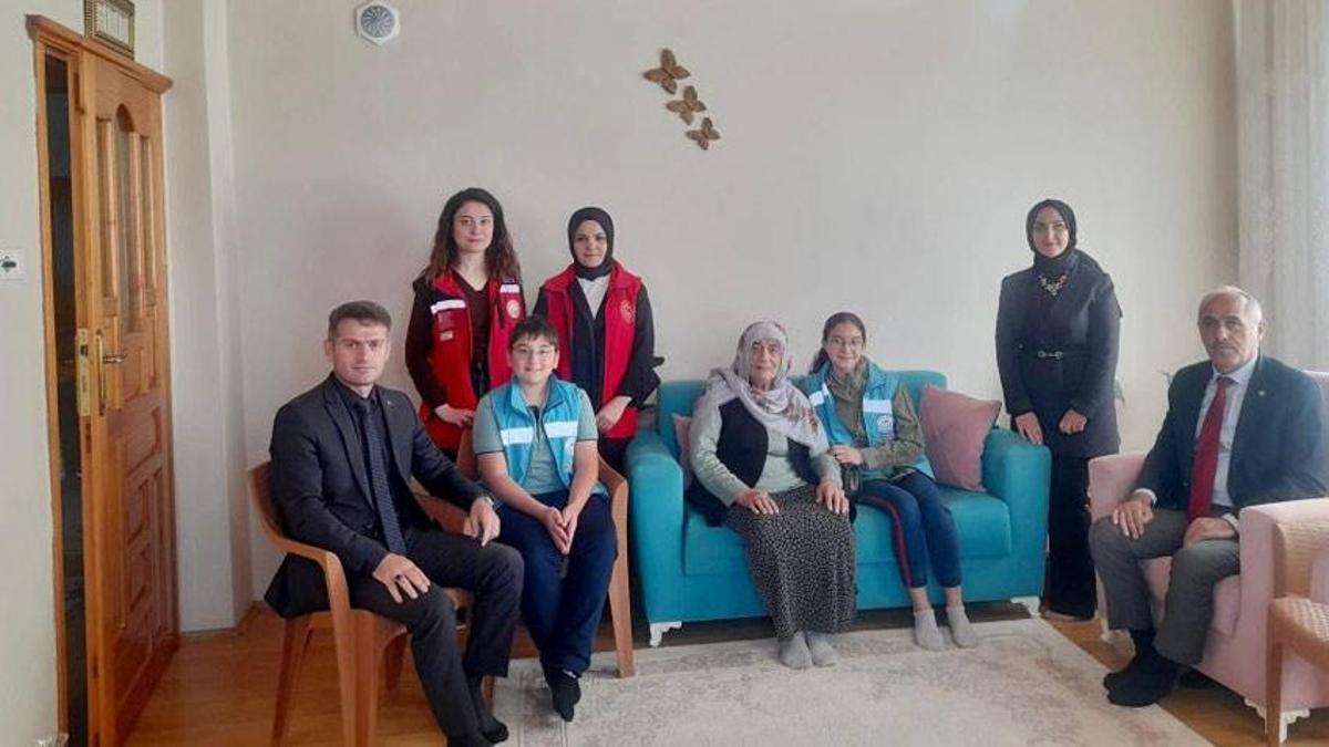 Çocuklardan 103 yaşındaki Seher nineye 'Yaşlılar Günü' ziyareti! Fotoğrafla son buldu
