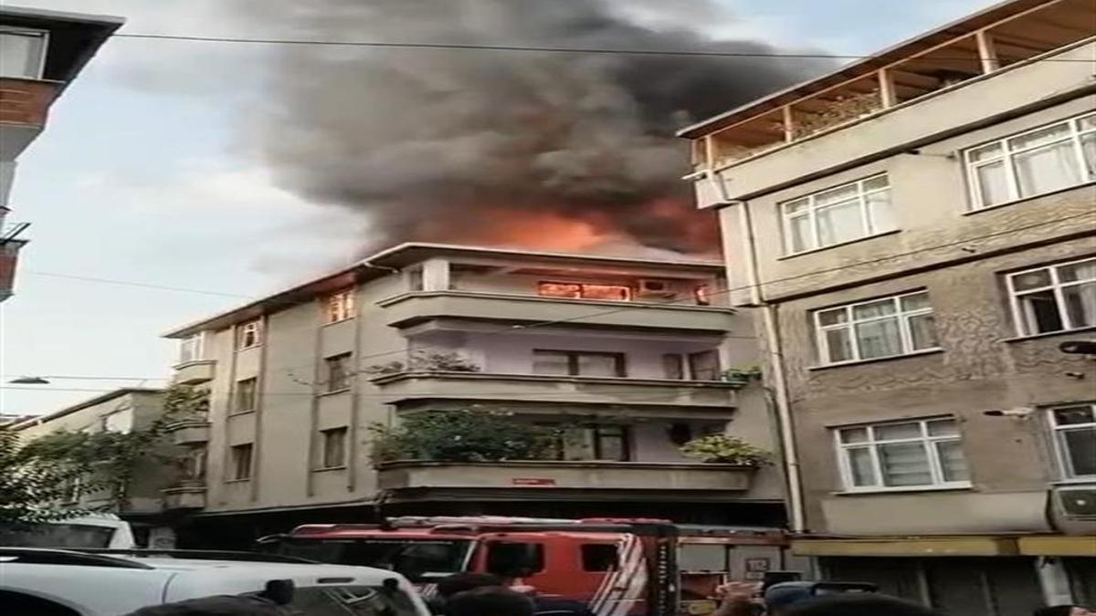 Esenler'de bir binanın çatısında çıkan yangın büyük hasara sebep oldu