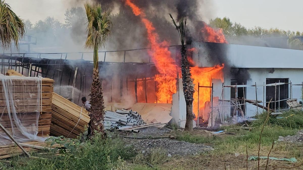 Sapanca'da, bungalov tesisinde yapımı süren restoran binasında yangın