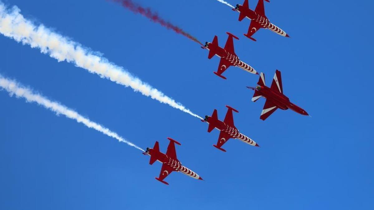 Adana'da Türk Yıldızları nefes kesti
