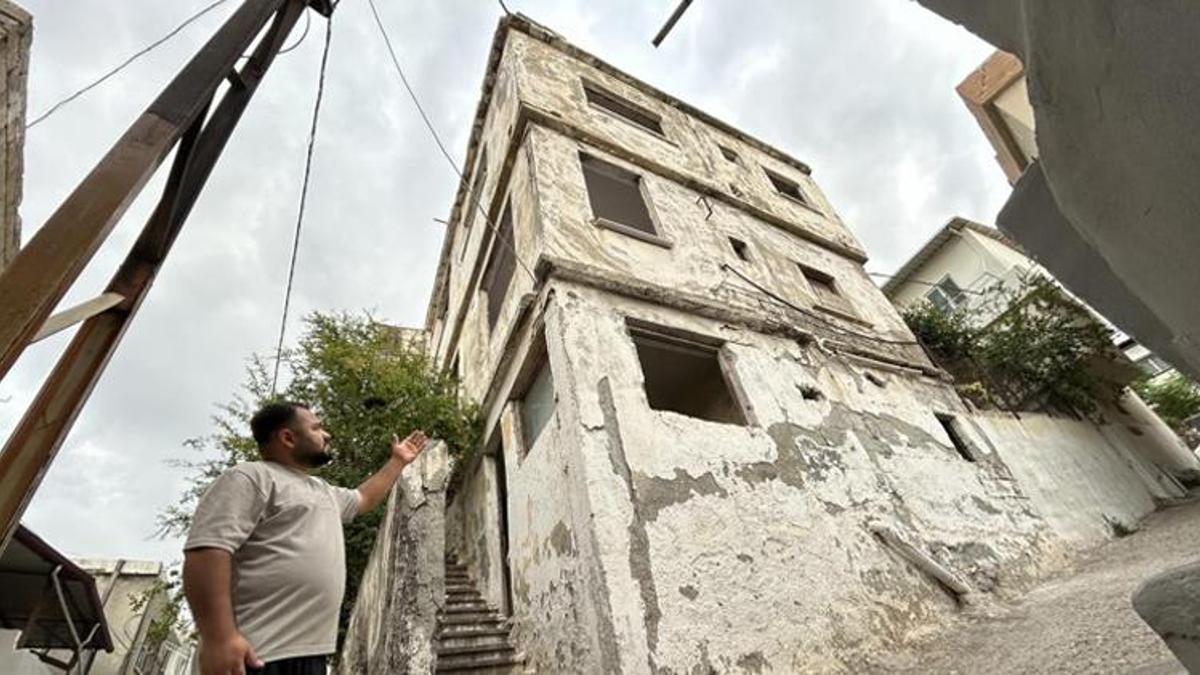 Hatay'da mahalleli 3 katlı metruk binanın yıkılacağı günü bekliyor