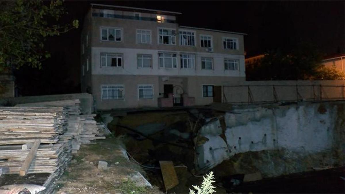 Üsküdar'da istinat duvarı çöktü! Bina boşaltıldı
