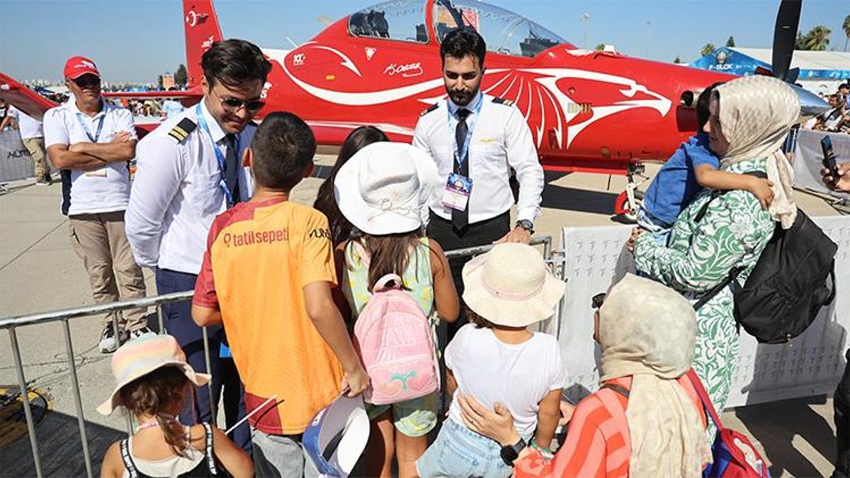 Adana'da pilotaj öğrencileri TEKNOFEST'te çocuklara uçakları tanıttı