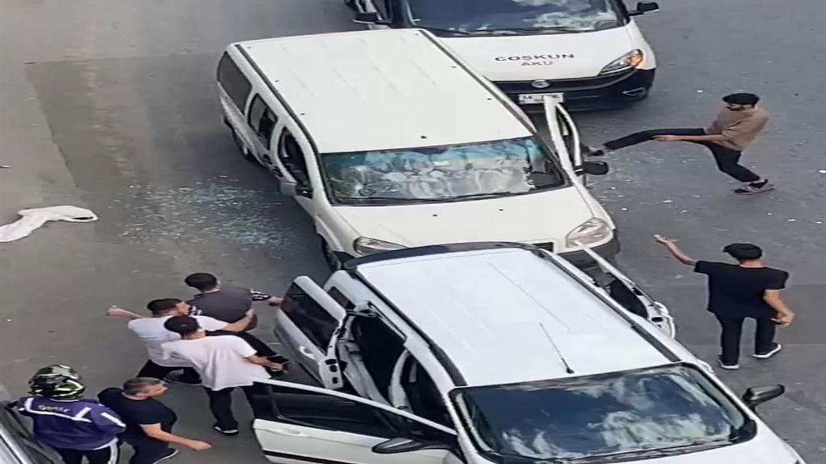 Kağıthane'de çekiçli trafik magandası arabayı parçaladı