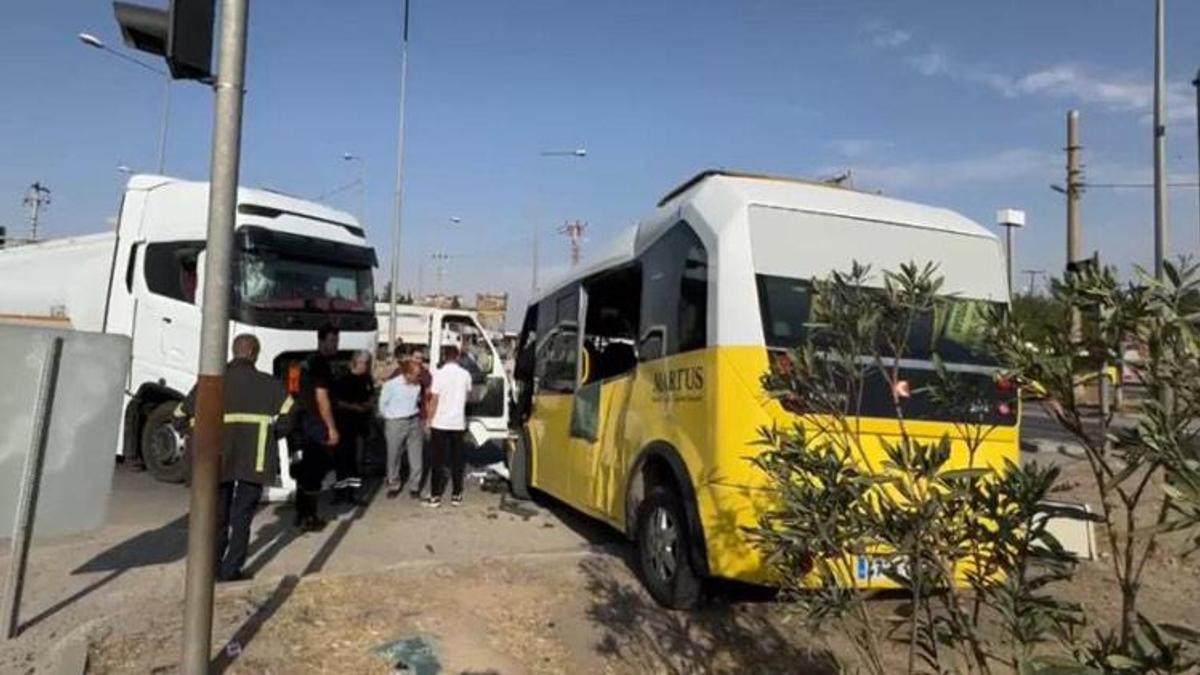 Mardin'de tanker ile şehiriçi minibüsü çarpıştı! Yaralı var